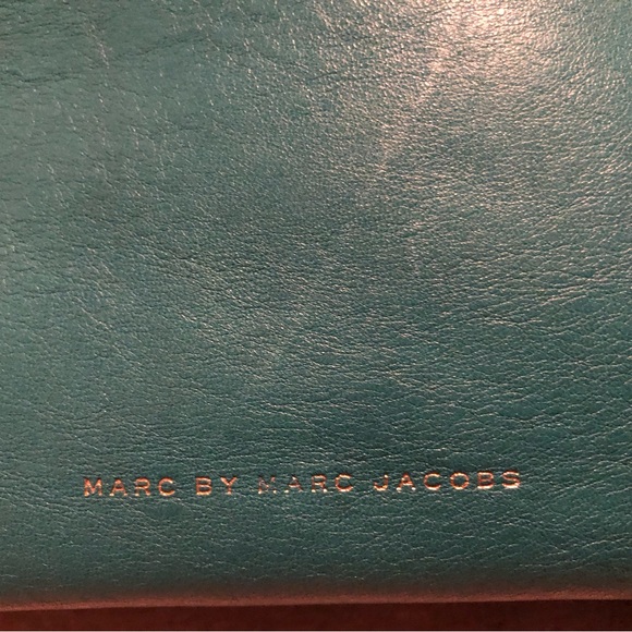 Marc by Marc Jacobs. A rare collection. It’s a teal colour with gold hardware - Picture 3 of 6